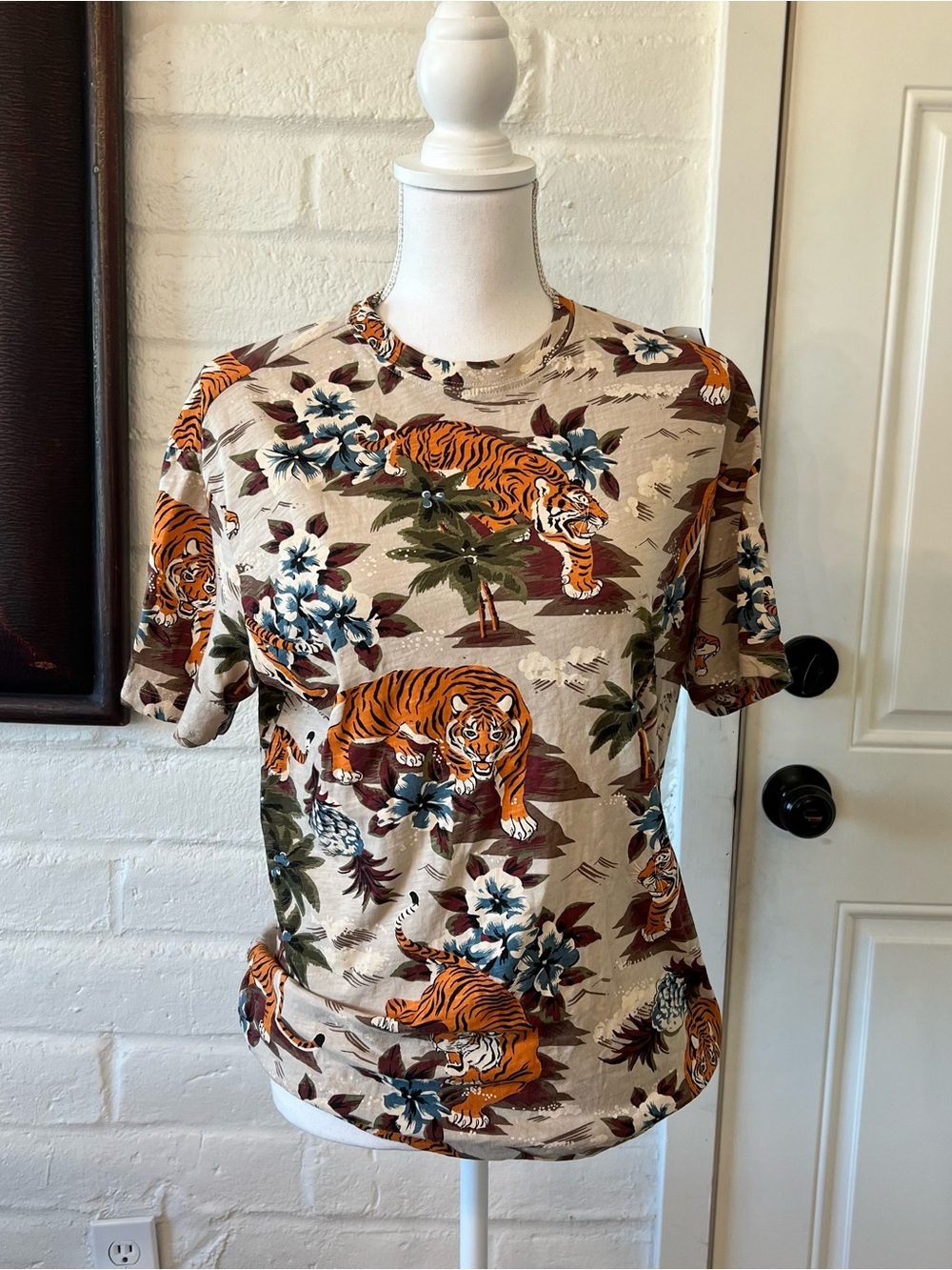 H&M Beige Tee with Orange and Olive Tiger Print Size S-271